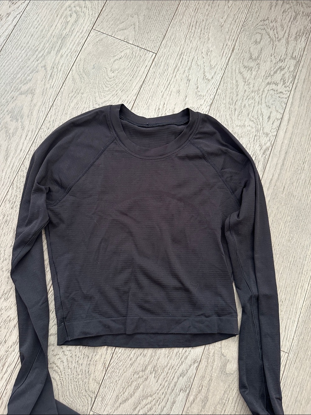 Swiftly 2.0 Black Long-Sleeve cropped Tee